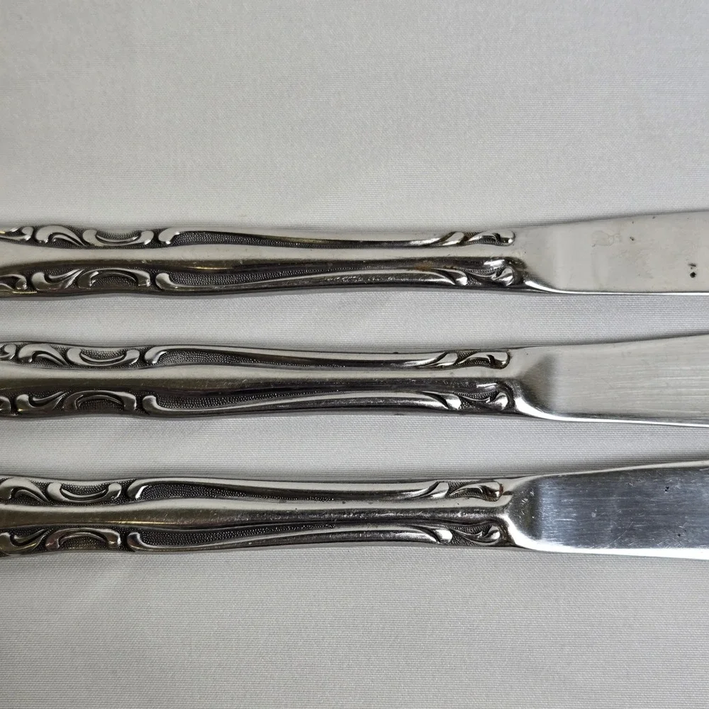 3 Rogers Co Korea Stanley Roberts Stainless Dinner Knives Auberge Pattern 8.75
